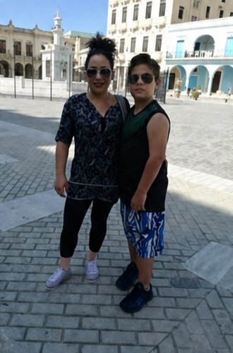 Yusnaidy con su hijo